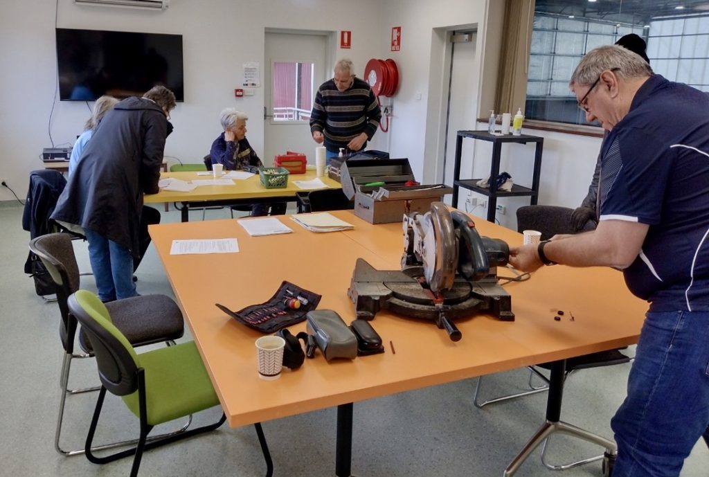 fixing tools at Toolo’s Repair Cafe