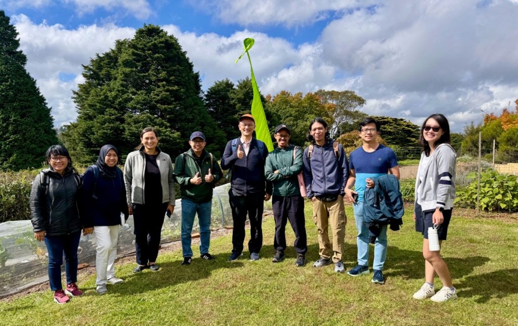 Academics and Indonesian science journalists, science communication experts and bioscientists visit the Planetary Health Centre