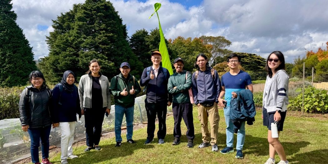 Academics and Indonesian science journalists, science communication experts and bioscientists visit the Planetary Health Centre