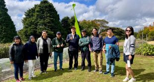 Academics and Indonesian science journalists, science communication experts and bioscientists visit the Planetary Health Centre